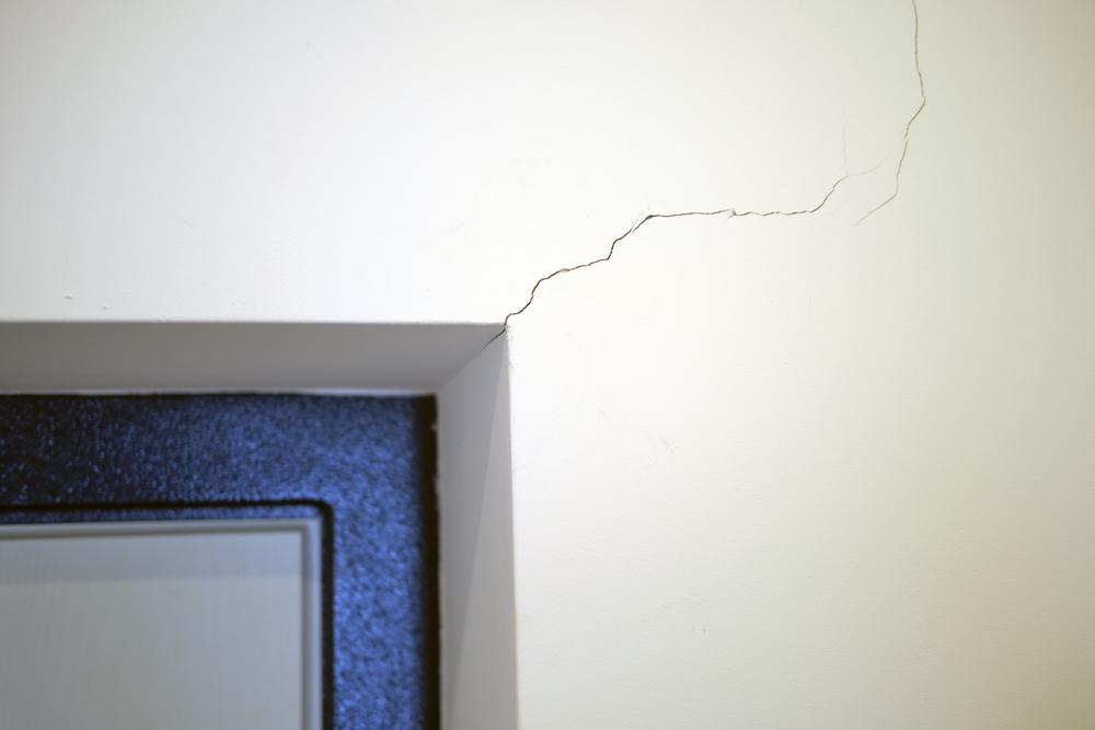 Cracked,Walls,Indoor,A,House,In,An,Apartment,,White,Wall